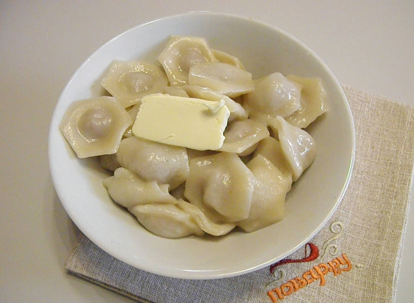 1. Этап. Пельмени с сыром в духовке: Готовые пельмени достаньте шумовкой, заправьте маслом.