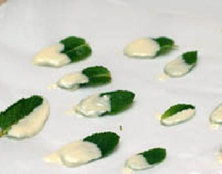 1. Этап. Мятно-шоколадный мусс: 2. Выложить каждый мятный листочек на пергаментную бумагу и положить в холодильник. Не класть листья в морозилку!