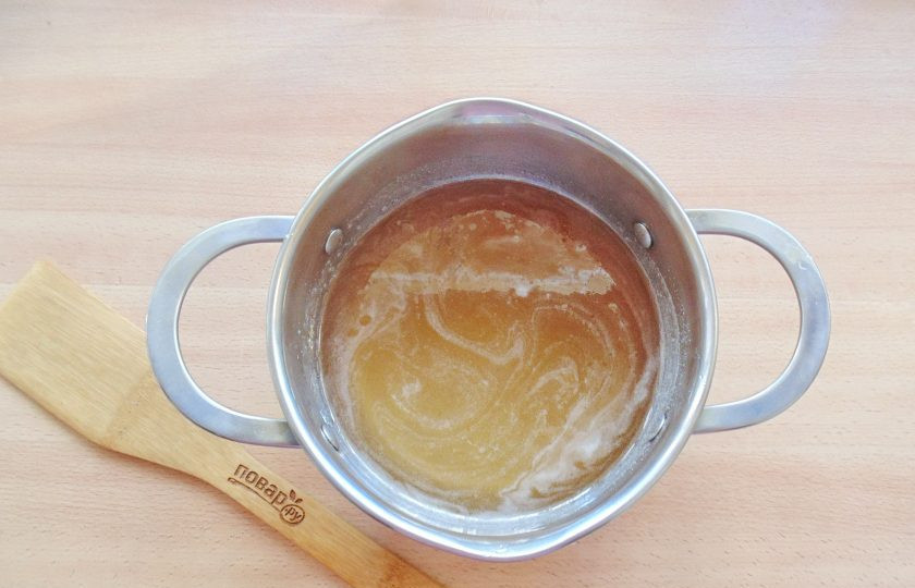 1. Этап. Варенье из зеленых слив на зиму: Поставьте кастрюлю на огонь, доведите до кипения и полного растворения сахара.