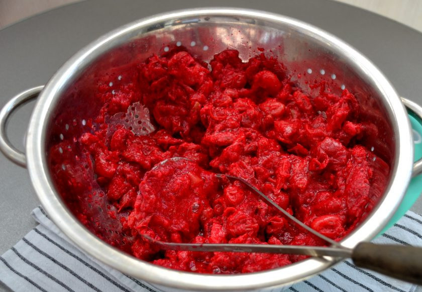 1. Этап. Сок кизиловый: Выложите массу ягод и косточек обратно в сотейник, добавьте примерно два стакана воды, еще раз нагрейте, если масса ягодной мякоти еще не достаточно отделилась от косточек. И снова перетрите через дуршлаг или сито. После этого из оставшегося жмыха можно приготовить очень вкусный напиток.