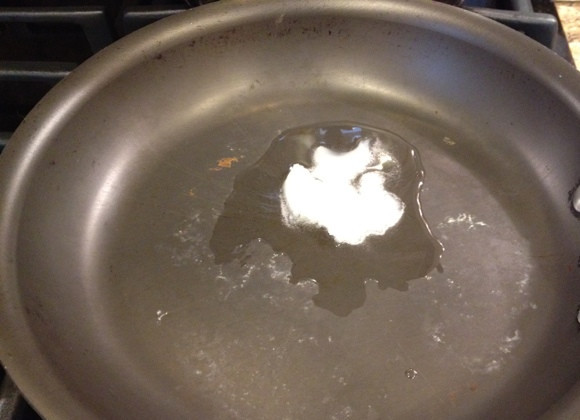 1. Этап. Печень с грибами: 4. На сковороде растопить кусочек сливочного масла или сала.