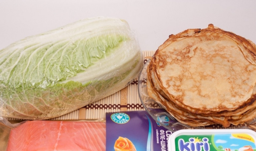 1. Этап. Блины с семгой и творожным сыром: 1. Ингредиенты все перед вами. Блины выпекаем и остужаем. Капусту моем и разделаем на кусочки, обрезая белую часть. Рыбу режем кусочками.