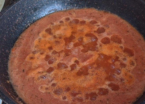 1. Этап. Ленивый томатный суп с тунцом: Наливаем бульон, доводим до кипения, варим 5 минут на среднем огне.