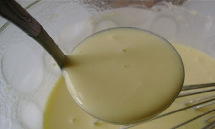 1. Этап. Блинчики с творогом на кислом молоке: Готовим тесто для блинчиков. В миску разбиваем яйцо, добавляем сахар, соль. Взбиваем венчиком. Потом поочередно и постепенно заливаем воды, кислого молока, соды. Мешаем до однородности. Добавляем муку. Тесто перемешиваем до однородной консистенции.