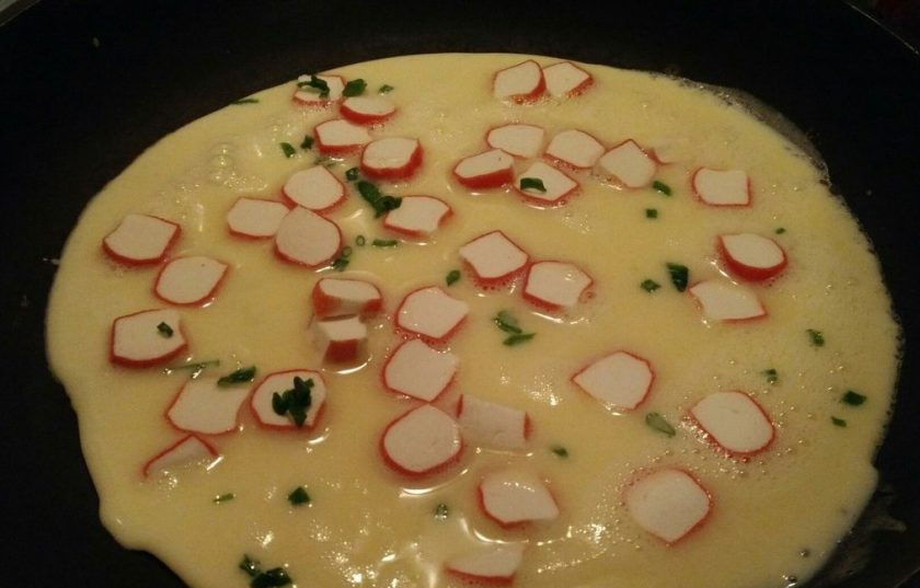 1. Этап. Омлет с крабовыми палочками для диеты Дюкана: 6. Посыпьте зеленым луком или любой другой зеленью по вашему вкусу.