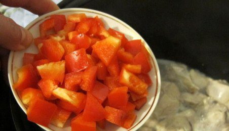 1. Этап. Диетическая курица в мультиварке: Когда мясо поменяет цвет - добавляем перец.