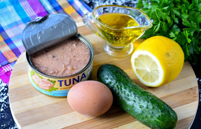1. Этап. Салат с консервированным тунцом, яйцом и огурцом: Подготовьте продукты для приготовления салата с консервированным тунцом, яйцом и огурцом.