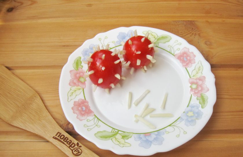 1. Этап. Помидоры Ежики: Помидоры помойте. Чеснок очистите, помойте и нарежьте тонкими 