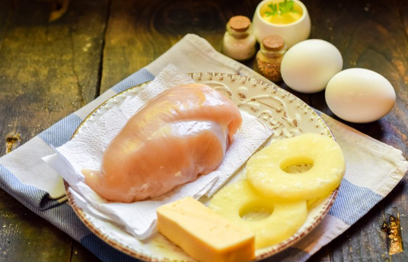 1. Этап. Салат Царский с ананасами: Подготовьте все необходимые ингредиенты.