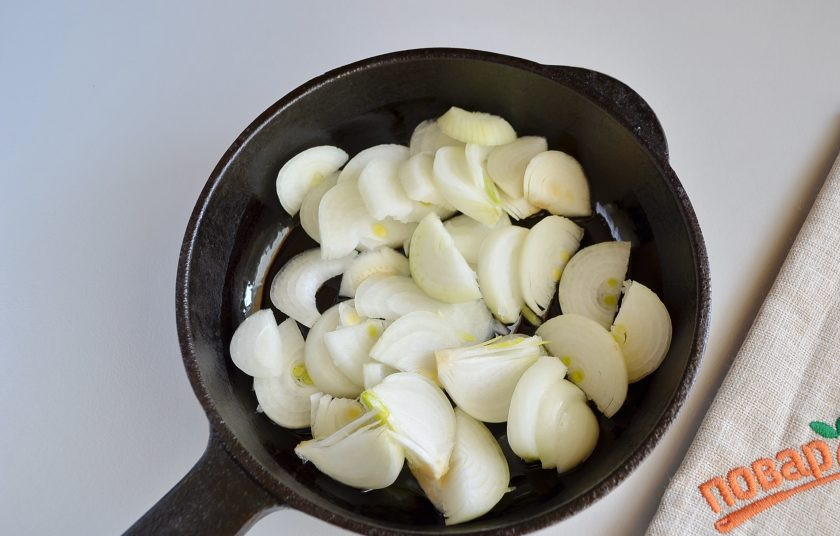 1. Этап. Свекла под сырной корочкой с майонезом: 2. Очистите лук и порежьте полукольцами. Обжарьте на растительном масле до мягкости. Добавьте щепотку соли.