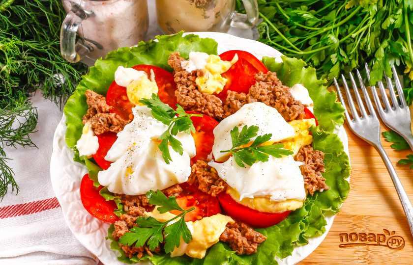 1. Этап. Салат с тунцом и яйцом пашот: Посолите и поперчите блюдо, украсьте его свежей зеленью и подайте к столу.