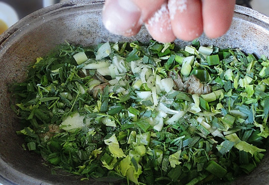 1. Этап. Чакапули из телятины: Кладем половину зелени в казан. Солим и перчим.