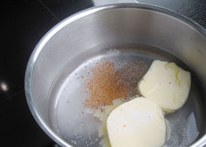1. Этап. Сырные ньокки: Сливочное масло (125 г) и воду положите/влейте в кастрюлю. Варите, пока масло не полностью не растопится.
