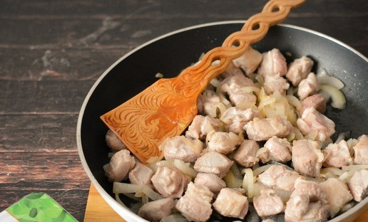 1. Этап. Индейка, тушеная в яблочно-томатном соусе: Нарежьте филе бедра индейки кубиками, а лук - четверть кольцами. Разогрейте в сковороде масло и обжарьте индейку с луком на сильном огне до первых признаков подрумянивания.