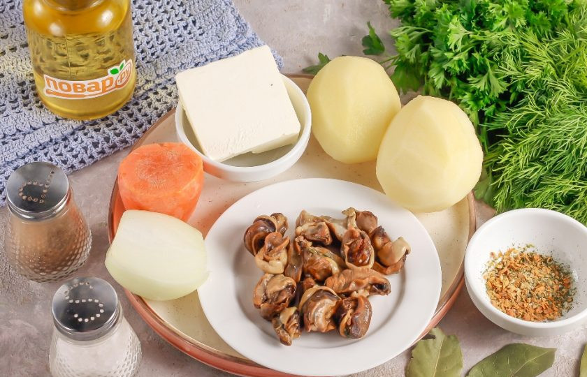 1. Этап. Суп из виноградных улиток: Подготовьте указанные ингредиенты. Очистите от кожуры картофель, лук и морковь, промойте овощи в воде.