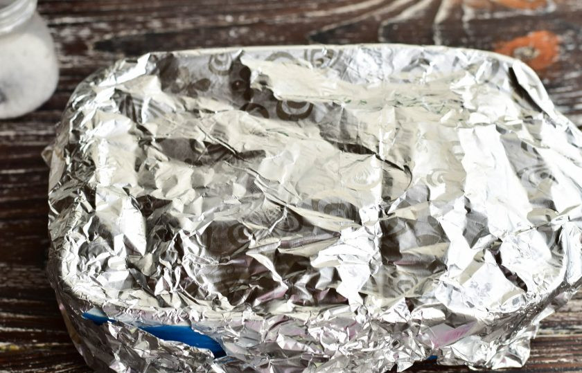 1. Этап. Запеченное мясо на Новый год: Накройте форму фольгой. Отправьте мясо в разогретую духовку на 60 минут.