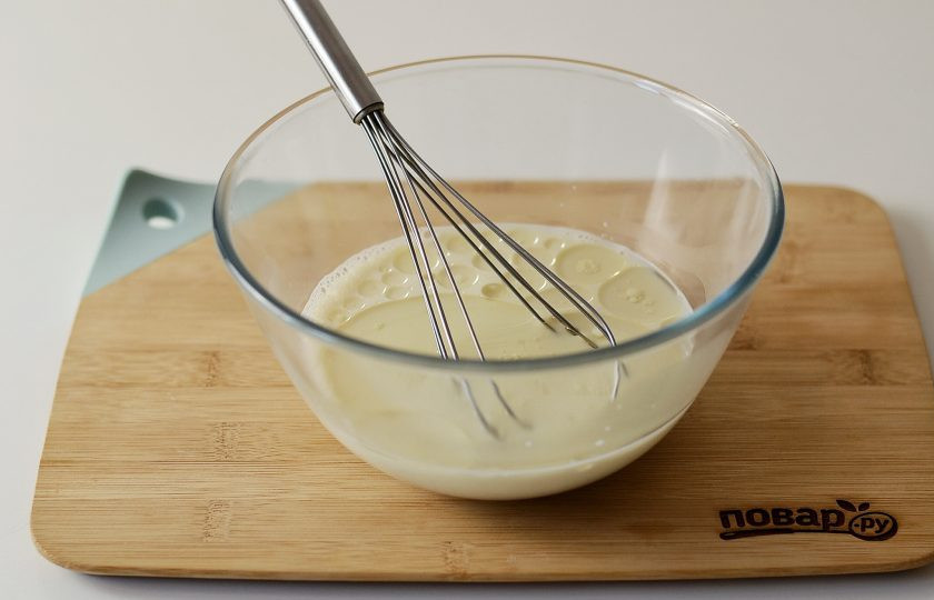 1. Этап. Вегетарианское мороженое: В большой миске смешайте слегка подогретое растительное молоко и растопленное кокосовое масло.