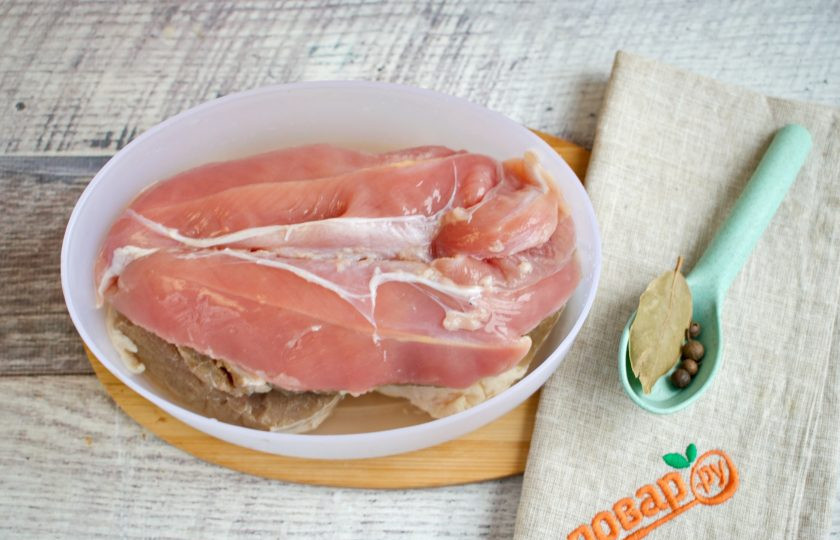 1. Этап. Борщ без картошки: Мясо промойте под холодной водой.