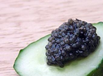 1. Этап. Бутерброд с черной икрой: Для тех, кто худеет подойдет бутерброд на огурце.