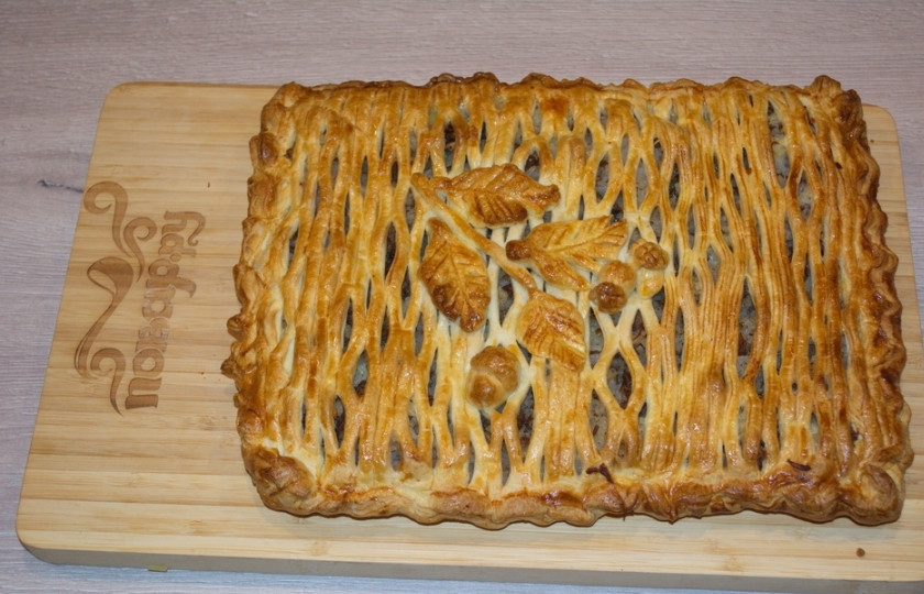 1. Этап. Пирог Походный: Взбитым яйцом смазать все тесто сверху. Разогреть духовку до 200 градусов и запечь пирог в духовке до румяности и готовности (20-25 минут).