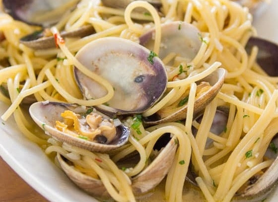 1. Этап. Спагетти с моллюсками: 4. Сразу подавайте блюдо к столу и наслаждайтесь.