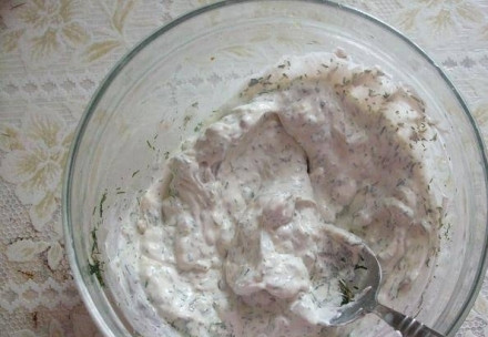 1. Этап. Картофель, запеченный в фольге: Смешать чеснок и зелень со сметаной, посолить, добавить перец.