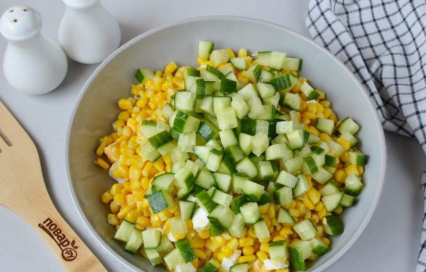 1. Этап. Салат из курицы с огурцом и кукурузой: Порежьте кубиками свежий огурчик, добавьте к остальным ингредиентам.
