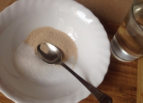 1. Этап. Булочки с медом: В небольшую мисочку насыпаем сахар и сухие дрожжи, перемешиваем.