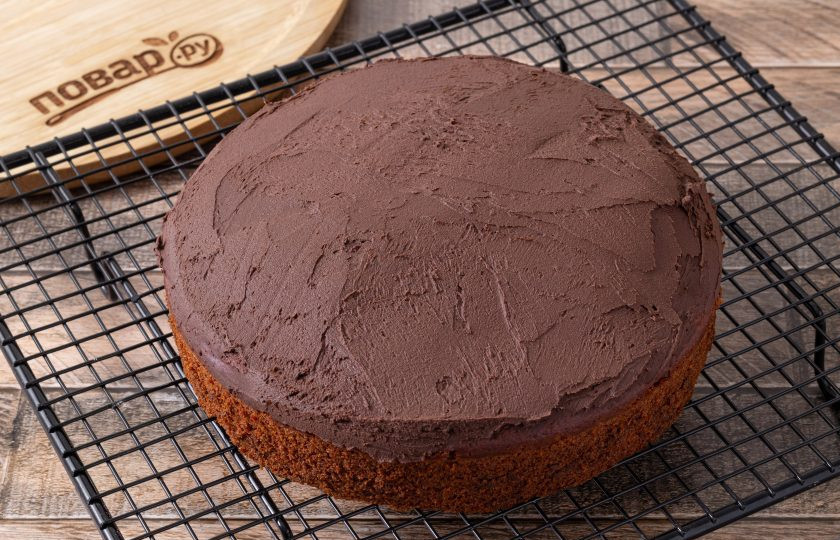 1. Этап. Постный шоколадный кекс: Покройте остывший кекс глазурью.