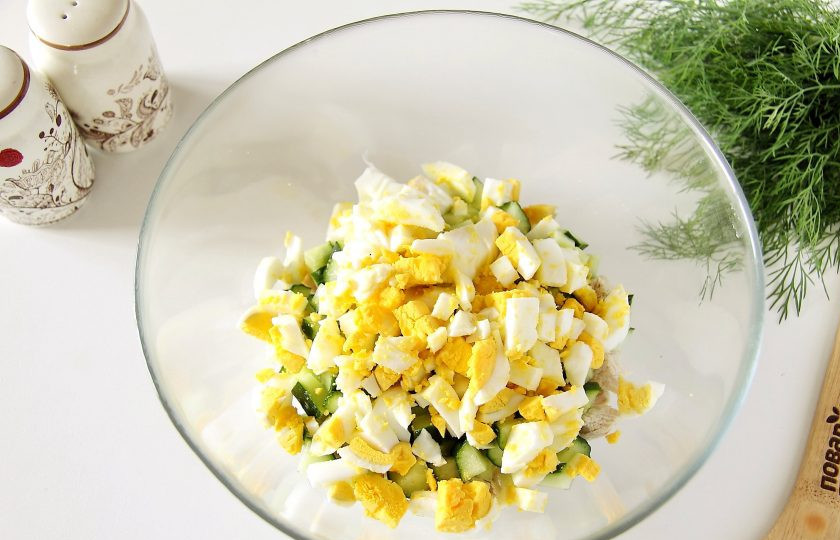 1. Этап. Салат с куриной грудкой и маринованным луком: Нарезанные вареные яйца.