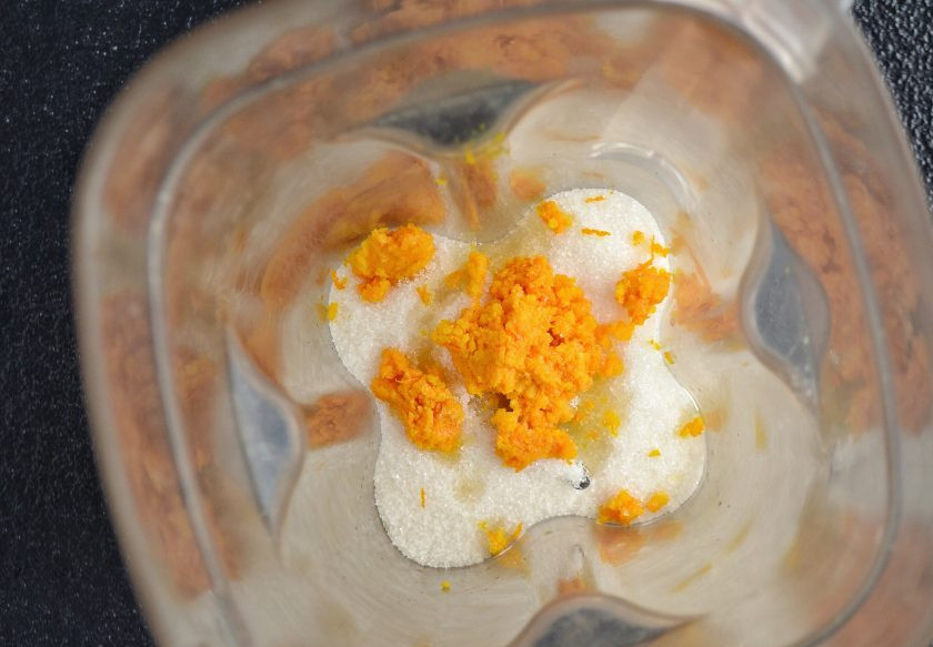 1. Этап. Апельсиновый сахар: В блендере соедините апельсиновый сок, цедру и сахар. Измельчайте до тех пор, пока масса не окрасится в жёлтый цвет.