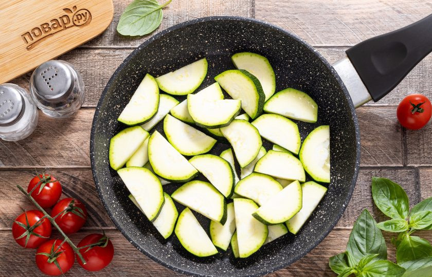 1. Этап. Рататуй с картошкой на сковороде: Добавьте еще растительного масла и обжарьте цукини до румяного цвета. На это уйдет примерно 5 минут. Цукини также переложите в тарелку и приправьте солью.