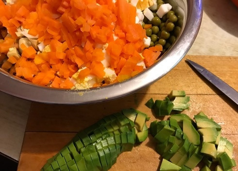 1. Этап. Оливье по-мексикански: 8. В самую последнюю очередь нарезаем авокадо, чтобы он не потемнел.