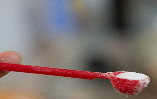 1. Этап. Рубленые котлеты из куриной грудки: 4. Посолить по вкусу. Если используется вместо сметаны в рецепт приготовления рубленых котлет из куриной грудки майонез, тогда соли нужно совсем чуть-чуть.