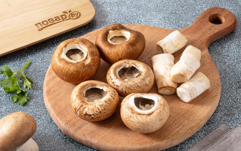 1. Этап. Шампиньоны со сливочным сыром: Шампиньоны помойте и обсушите. Аккуратно отделите ножки от шляпок.