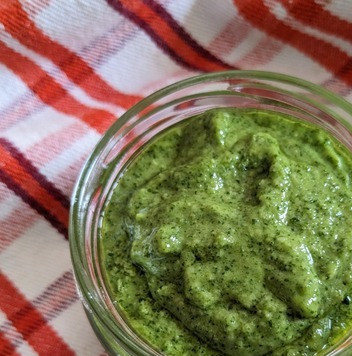 1. Этап. Сладкий песто из мяты: Баночку ёмкостью ~ 200 мл стелиризовать, я обдаю кипятком и ставлю на одну минуту в СВЧ. Обязательно высушить банку и крышку. Переложить в баночку, хранить в холодильнике или заморозить.