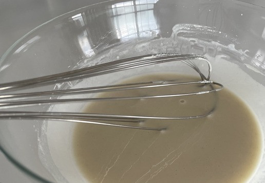 1. Этап. Мясные слоено-дрожжевые пирожки: Для опары смешиваем теплое молоко (можно пополам с водой), сахар, дрожжи и 0,5 стакана муки от общего количества. Оставляем на 15 минут до появления пенной шапочки.