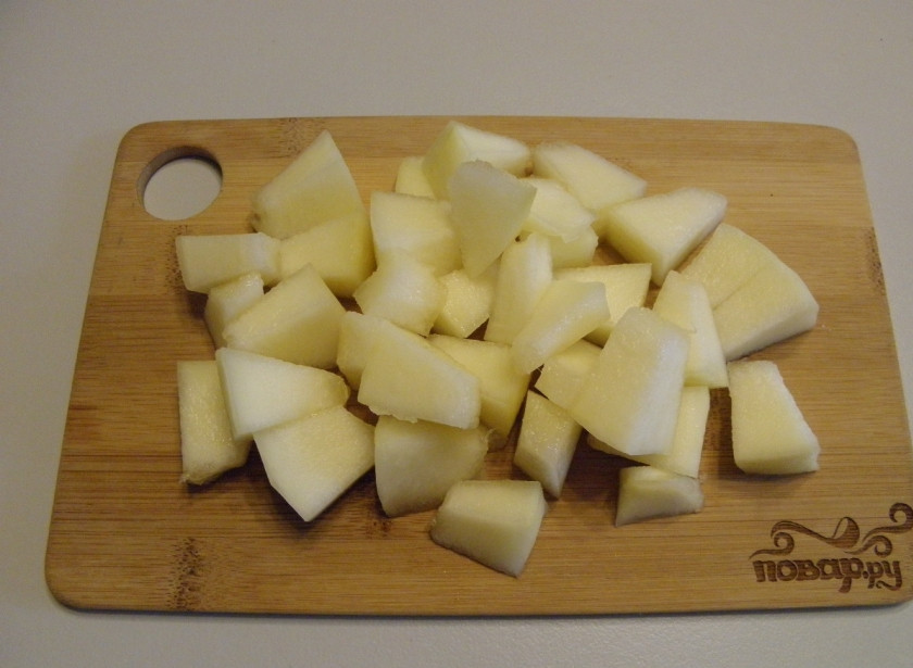 1. Этап. Дыня консервированная на зиму: Дыню очистите от кожуры, внутри удалите семена и волокна. Оставьте только плотную мякоть для консервации. Порежьте кубиками.