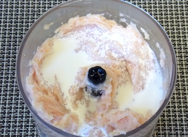 1. Этап. Котлеты Новомихайловские: Посолите, поперчите и влейте сливки. Все хорошенько перемешайте.