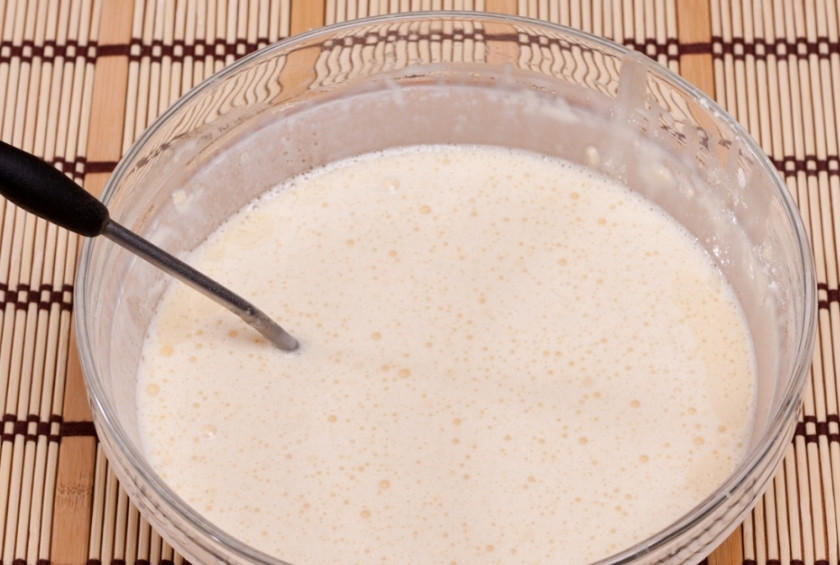 1. Этап. Блины на молоке с творогом: Взбиваем яйца, добавляем молоко, потом всыпаем муку, перемешиваем и добавляем соду. Получается тесто наше.