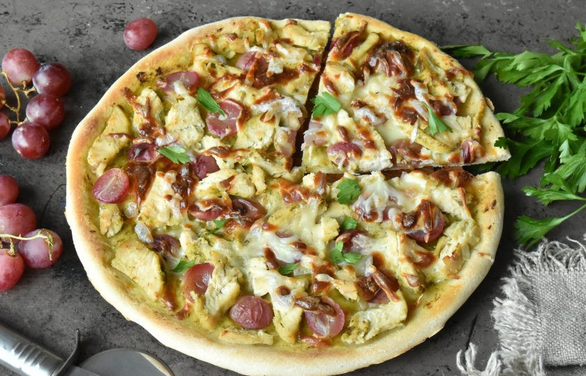 1. Этап. Пицца с курицей и соусом песто: Пицца готова. Подавайте ее в горячем виде, дополнив измельченной зеленью петрушки.