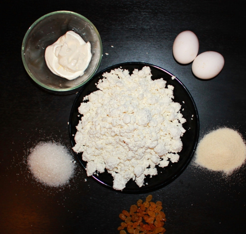 1. Этап. Простая творожная запеканка: Подготовьте необходимые ингредиенты. Изюм замочите, чтобы он был мягким.