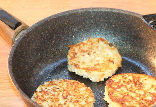 1. Этап. Картофельные лепешки с мясным припеком: 12. Жарим лепешки под крышкой с 2 сторон по 5 минут или до готовности. Это один из способов готовки лепешек по рецепту. Затем, я упростила готовку. Смешала мясную начинку с картофелем и продолжала жарить, и этот способ мне больше понравился.