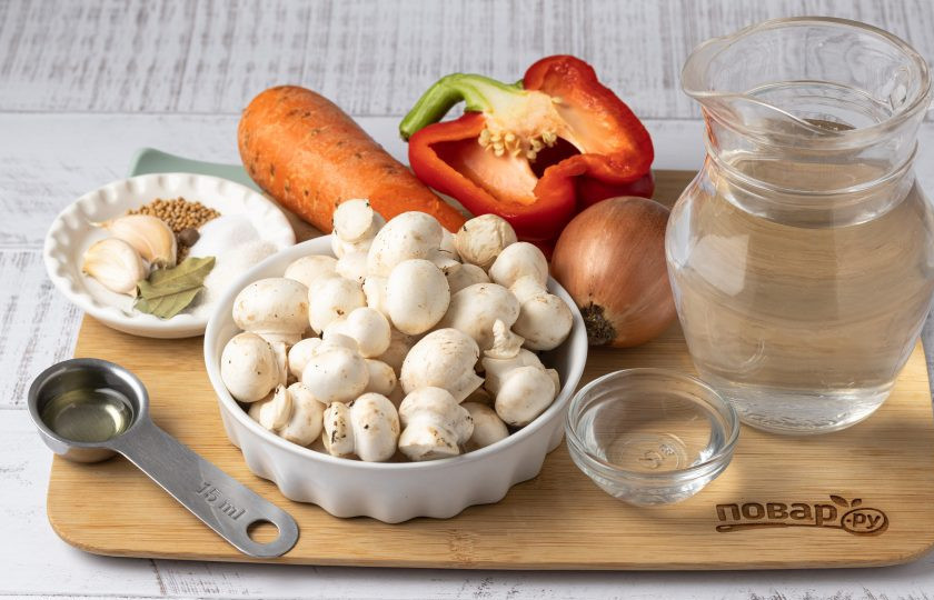 1. Этап. Маринованные шампиньоны с овощами: Подготовьте все ингредиенты.