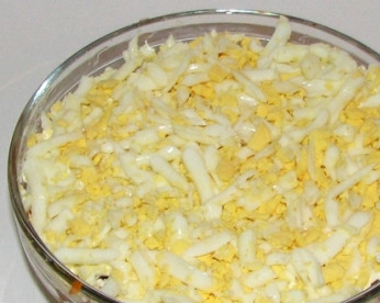 1. Этап. Салат с рыбной консервой: И последний слой - оставшиеся яйца.