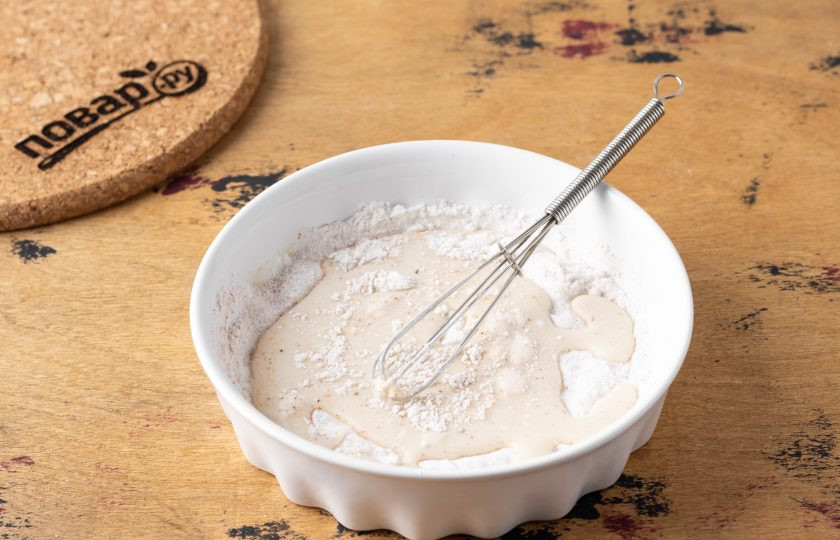 1. Этап. Хрустящий тофу в кунжуте: Влейте растительное молоко и перемешайте до однородной консистенции.