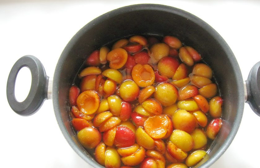 1. Этап. Абрикосовое варенье с ванилью: Дайте постоять 40-60 минут. За это время абрикосы пустят сок.