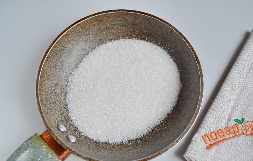 1. Этап. Креп Сюзетт (Crepe Suzette): 9. Переходим к приготовлению соуса. Возьмите удобную глубокую кастрюлю или сковородку, на среднем огне прогрейте сахар, чтобы он расплавился.