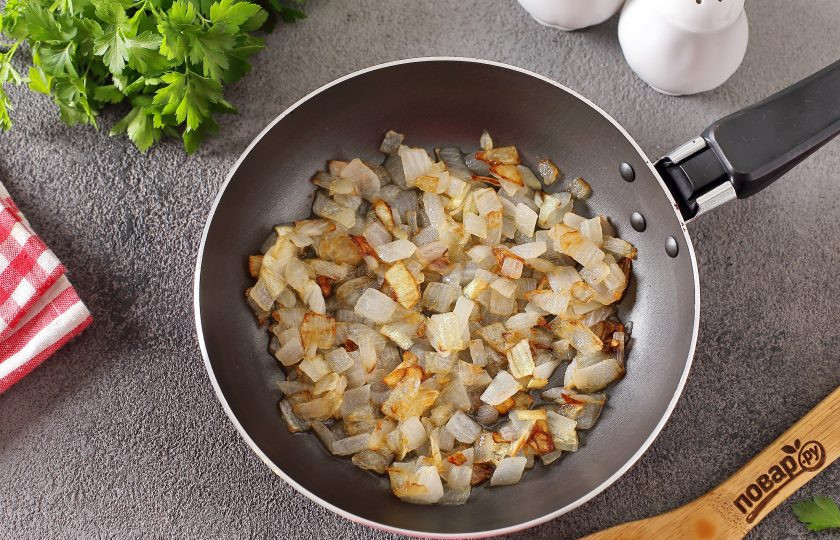 1. Этап. Гречневая каша с горохом: Отдельно обжарьте нарезанный кубиками репчатый лук.