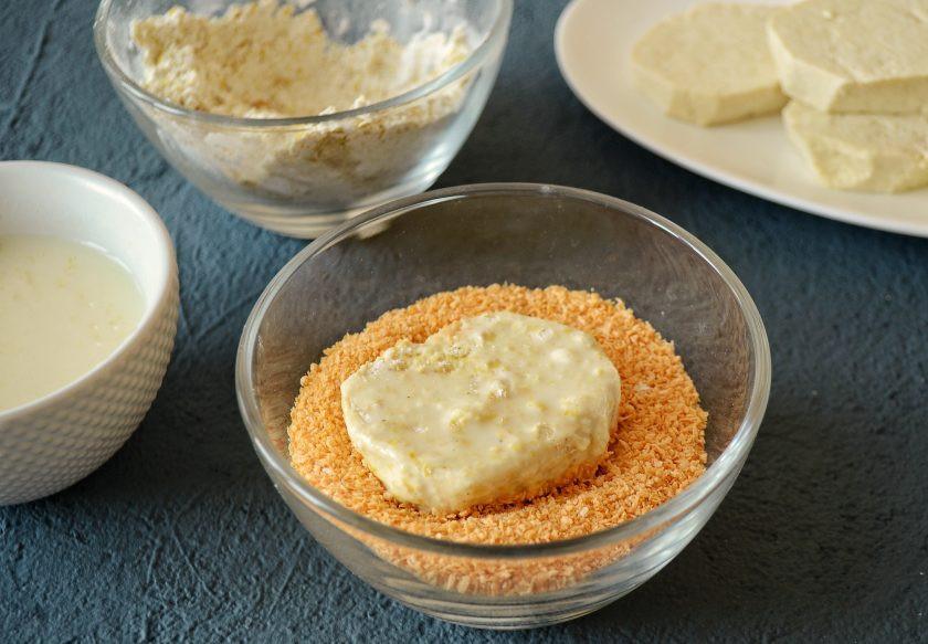 1. Этап. Соевые наггетсы: В конце обваляйте кусочки в панировочных сухарях.